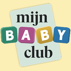 Afbeelding van een tas gevuld met babyproducten op een roze achtergrond.